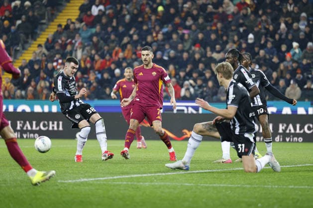 Udinese s LENNON MILLER in action against Roma s LORENZO PELLEGRINI during the Italian Serie A ENILIVE 2025 26 football match between Udinese and Roma at Bluenergy Stadium on February 2th, 2026, Udine, Italy  Copyright: xMattiaxRadoni IPAxSportx xipa-agency.netx xx IPA_70899317 IPA_Agency_IPA70899317