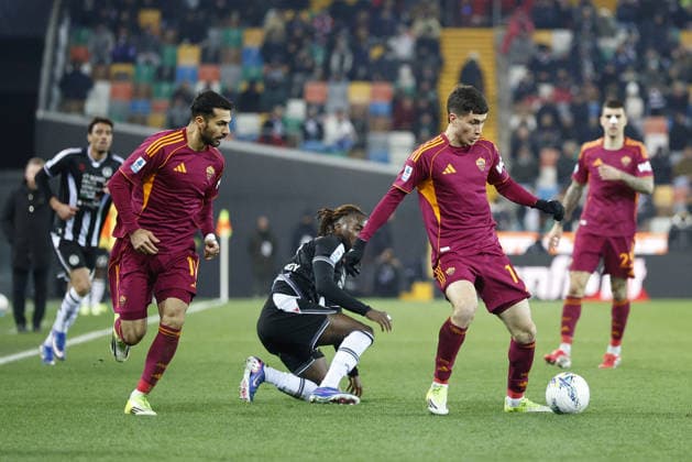 Roma s MATIAS SOULE in action against Udinese s JORDAN ZEMURA during the Italian Serie A ENILIVE 2025 26 football match between Udinese and Roma at Bluenergy Stadium on February 2th, 2026, Udine, Italy  Copyright: xMattiaxRadoni IPAxSportx xipa-agency.netx xx IPA_70899327 IPA_Agency_IPA70899327