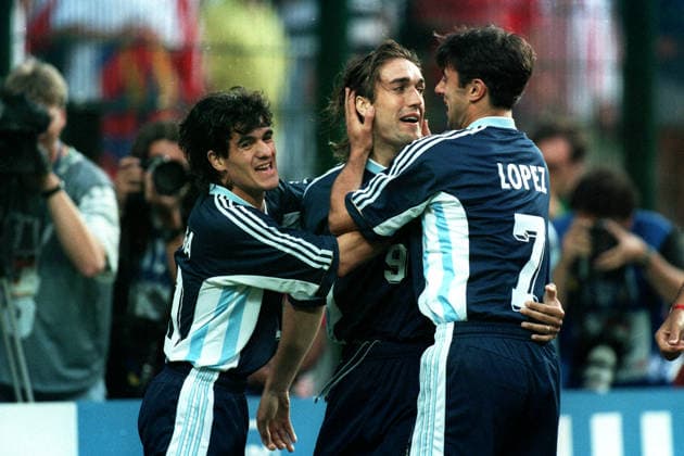 Argentina V England, FIFA World Cup, WM, Weltmeisterschaft, Fussball Finals 1998 Round Of 16 Ariel Ortega, Gabriel Batistuta and Claudio Lopez of Argentina celebrates during the FIFA World Cup Finals 1998 Round Of 16 match between Argentina and England at Stade Geoffroy-Guichard on June 30, 1998 in Saint-Etienne, France. Saint-Etienne Stade Geoffroy-Guichard France France Copyright: xAllstarxPicturexLibraryxLtdx