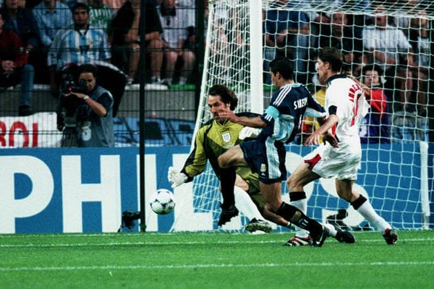 Argentina V England, FIFA World Cup, WM, Weltmeisterschaft, Fussball Finals 1998 Round Of 16 David Seaman of England and Diego Simone of Argentina challenge during the FIFA World Cup Finals 1998 Round Of 16 match between Argentina and England at Stade Geoffroy-Guichard on June 30, 1998 in Saint-Etienne, France. Saint-Etienne Stade Geoffroy-Guichard France France Copyright: xAllstarxPicturexLibraryxLtdx