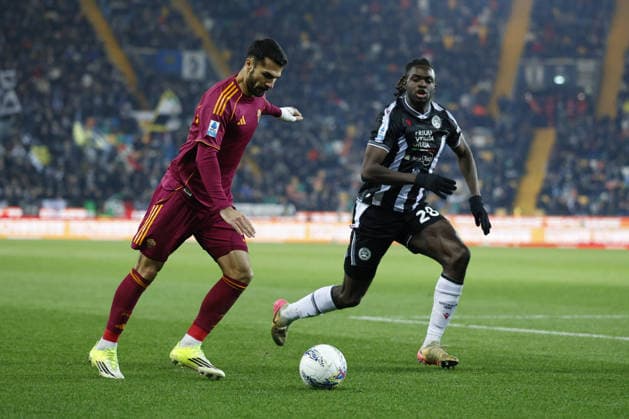 Roma s ZEKI CELIK in action against Udinese s OUMAR SOLET during the Italian Serie A ENILIVE 2025 26 football match between Udinese and Roma at Bluenergy Stadium on February 2th, 2026, Udine, Italy  Copyright: xMattiaxRadoni IPAxSportx xipa-agency.netx xx IPA_70899331 IPA_Agency_IPA70899331