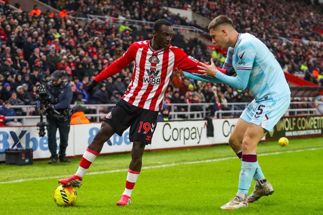 Sunderland v Burnley, Premier League Habib Diarra Of Sunderland holds of Maxime Esteve Of Burley during the Sunderland v Burnley Premier League match at the Stadium of Light, Sunderland, England on 2 February 2026 Credit: Lee Keuneke Every Second Media Editorial use only. All images are copyright Every Second Media Limited. No images may be reproduced without prior permission. All rights reserved. Premier League and Football League images are subject to licensing agreements with Football DataCo Limited. see https: www.football-dataco.com Copyright: xIMAGO EveryxSecondxMediax ESM-1784-0072 LeexKeunekex xEveryxSecondxMediax