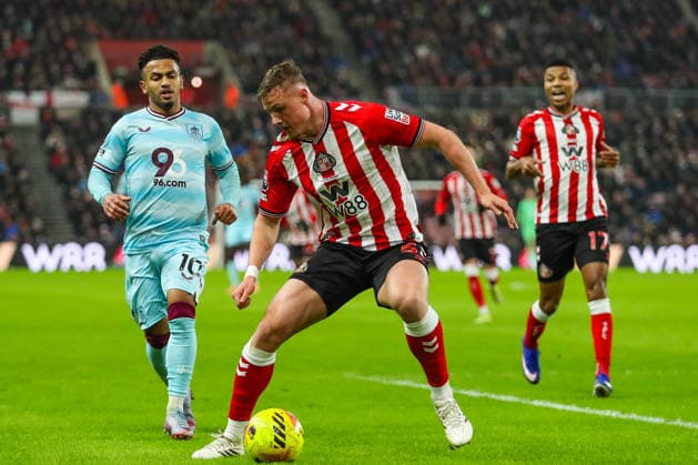 Sunderland v Burnley, Premier League Daniel Ballard Of Sunderland Under pressure from Marcus Edwards Of Burley during the Sunderland v Burnley Premier League match at the Stadium of Light, Sunderland, England on 2 February 2026 Credit: Lee Keuneke Every Second Media Editorial use only. All images are copyright Every Second Media Limited. No images may be reproduced without prior permission. All rights reserved. Premier League and Football League images are subject to licensing agreements with Football DataCo Limited. see https: www.football-dataco.com Copyright: xIMAGO EveryxSecondxMediax ESM-1784-0073 LeexKeunekex xEveryxSecondxMediax