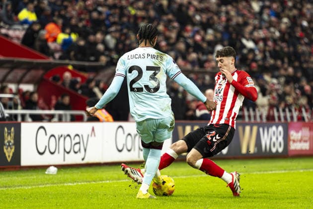 SUNDERLAND, ENGLAND - FEBRUARY 02: Lucas Pires of Burnley and Trai Hume of Sunderland fight for possession during a Premier League 2026 match between Sunderland and Burnley at Stadium of Light on February 2nd, 2026 in Sunderland, England. (Photo by Richard Callis Sports Press Photo) Copyright: xRichardxCallis SportsxPressxPhotx Sportspressphoto_SPR88558