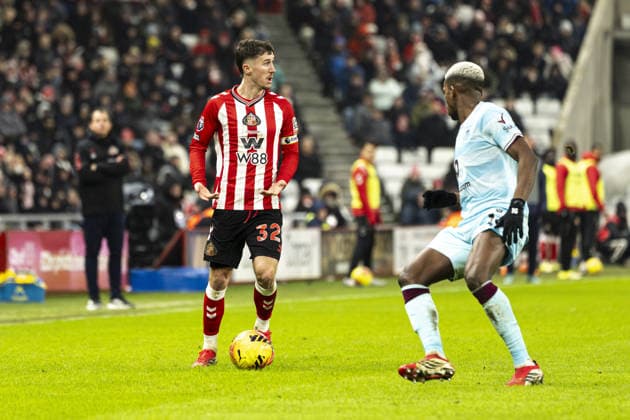 SUNDERLAND, ENGLAND - FEBRUARY 02: Trai Hume of Sunderland and Florentino Luís of Burnley fight for possession during a Premier League 2026 match between Sunderland and Burnley at Stadium of Light on February 2nd, 2026 in Sunderland, England. (Photo by Richard Callis Sports Press Photo) Copyright: xRichardxCallis SportsxPressxPhotx Sportspressphoto_SPR88560