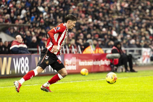 SUNDERLAND, ENGLAND - FEBRUARY 02: Trai Hume of Sunderland runs with the ball during a Premier League 2026 match between Sunderland and Burnley at Stadium of Light on February 2nd, 2026 in Sunderland, England. (Photo by Richard Callis Sports Press Photo) Copyright: xRichardxCallis SportsxPressxPhotx Sportspressphoto_SPR88561