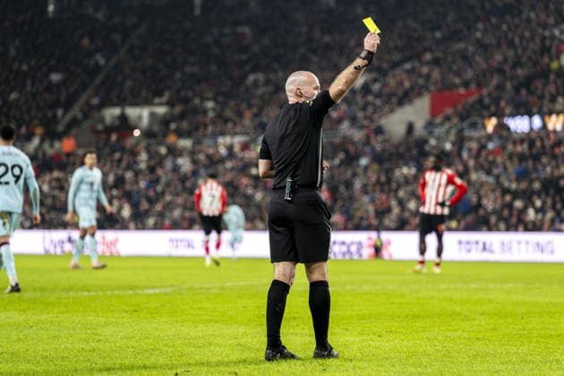 SUNDERLAND, ENGLAND - FEBRUARY 02:Referee showing yellow card during a Premier League 2026 match between Sunderland and Burnley at Stadium of Light on February 2nd, 2026 in Sunderland, England. (Photo by Richard Callis Sports Press Photo) Copyright: xRichardxCallis SportsxPressxPhotx Sportspressphoto_SPR88576
