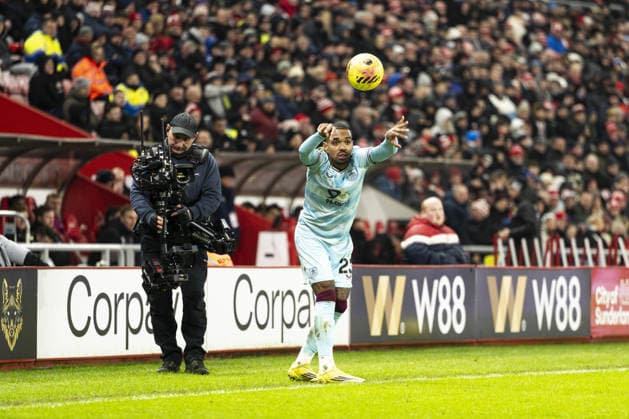 SUNDERLAND, ENGLAND - FEBRUARY 02: Lucas Pires of Burnley throws in during a Premier League 2026 match between Sunderland and Burnley at Stadium of Light on February 2nd, 2026 in Sunderland, England. (Photo by Richard Callis Sports Press Photo) Copyright: xRichardxCallis SportsxPressxPhotx Sportspressphoto_SPR88577
