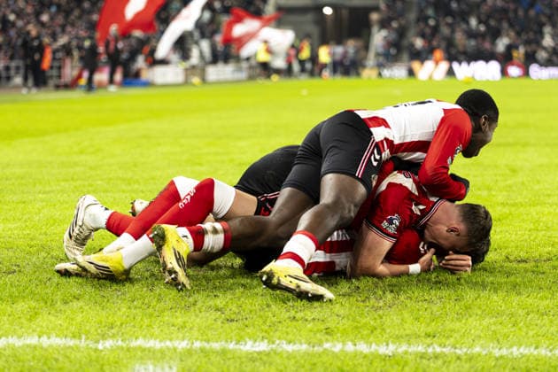SUNDERLAND, ENGLAND - FEBRUARY 02: Sunderland players celebrate the team s third goal during a Premier League 2026 match between Sunderland and Burnley at Stadium of Light on February 2nd, 2026 in Sunderland, England. (Photo by Richard Callis Sports Press Photo) Copyright: xRichardxCallis SportsxPressxPhotx Sportspressphoto_SPR88594