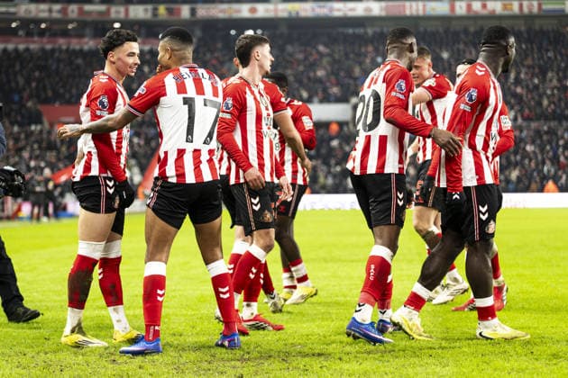 SUNDERLAND, ENGLAND - FEBRUARY 02: Sunderland players celebrate the team s third goal during a Premier League 2026 match between Sunderland and Burnley at Stadium of Light on February 2nd, 2026 in Sunderland, England. (Photo by Richard Callis Sports Press Photo) Copyright: xRichardxCallis SportsxPressxPhotx Sportspressphoto_SPR88597