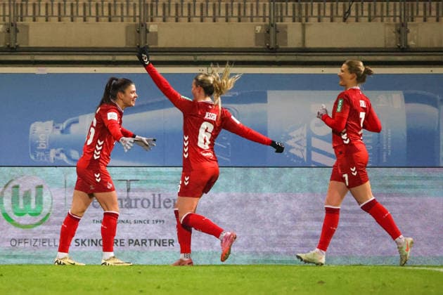 Wolfsburg, Germany 02 February 2026 1 BL Women 2025 2026 VfL Wolfsburg vs 1 FC Köln In the picture from left goal scorer Martyna Wiankowska FC scores the goal to 1 1 for Cologne and cheers with Sandra Jessen FC and Anna Lena Stolze FC DFB regulations prohibit any use of photographs as image sequences and or quasi video AOK Stadion Niedersachsen Copyright: xFotostandx xFantinix