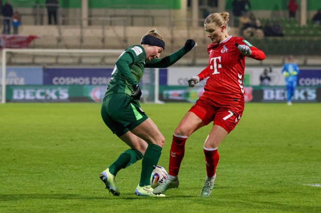 Wolfsburg, Germany 02 February 2026 1 BL Women 2025 2026 VfL Wolfsburg vs 1 FC Köln In the picture from left in duel Sarai Linder VfL and Anna Lena Stolze FC DFB regulations prohibit any use of photographs as image sequences and or quasi video AOK Stadion Niedersachsen Copyright: xFotostandx xFantinix