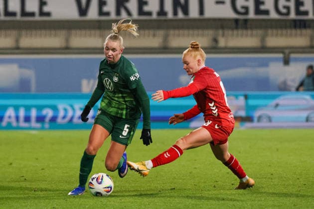 Wolfsburg, Germany 02 February 2026 1 BL Women 2025 2026 VfL Wolfsburg vs 1 FC Köln In the picture from left in a duel Ella Peddemors VfL and Laura Vogt FC DFB regulations prohibit any use of photographs as image sequences and or quasi video AOK Stadion Niedersachsen Copyright: xFotostandx xFantinix