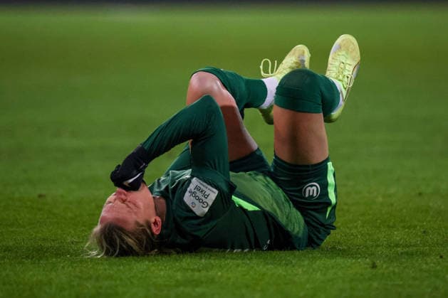 Wolfsburg, Germany 02 February 2026 1 BL Women 2025 2026 VfL Wolfsburg vs 1 FC Köln In the picture Alexandra Popp VfL injured on the pitch DFB regulations prohibit any use of photographs as image sequences and or quasi video AOK Stadion Niedersachsen Copyright: xFotostandx xFantinix