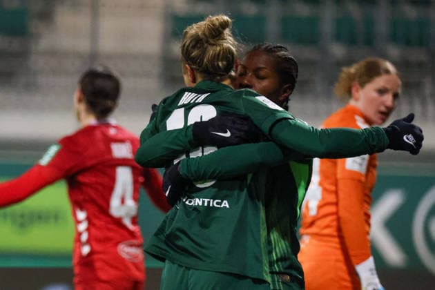 Wolfsburg, Germany 02 February 2026 1 BL Women 2025 2026 VfL Wolfsburg vs 1 FC Köln In the picture from left the second goalkeeper Lineth Beerenstyn VFL makes the goal to 2 1 for Wolfsburg and cheers with Svenja Huth VfL DFB regulations prohibit any use of photographs as image sequences and or quasi video AOK Stadion Niedersachsen Copyright: xFotostandx xFantinix