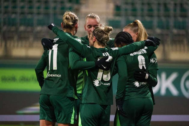 Wolfsburg, Germany 02 February 2026 1 BL Women 2025 2026 VfL Wolfsburg vs 1 FC Köln In the picture goalkeeper Lineth Beerenstyn VFL , obscured, scores the goal to 2 1 for Wolfsburg and cheers with her teammates DFB regulations prohibit any use of photographs as image sequences and or quasi video AOK Stadion Niedersachsen Copyright: xFotostandx xFantinix