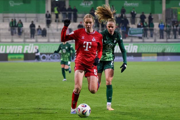 Wolfsburg, Germany 02 February 2026 1 BL Women 2025 2026 VfL Wolfsburg vs 1 FC Köln In the picture from left Celina Degen FC and Vivien Endemann VfL in the running duel DFB regulations prohibit any use of photographs as image sequences and or quasi video AOK Stadion Niedersachsen Copyright: xFotostandx xFantinix