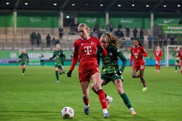 Wolfsburg, Germany 02 February 2026 1 BL Women 2025 2026 VfL Wolfsburg vs 1 FC Köln In the picture from left Celina Degen FC and Vivien Endemann VfL in the running duel DFB regulations prohibit any use of photographs as image sequences and or quasi video AOK Stadion Niedersachsen Copyright: xFotostandx xFantinix