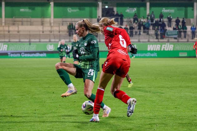 Wolfsburg, Germany 02 February 2026 1 BL Women 2025 2026 VfL Wolfsburg vs 1 FC Köln In the picture from left Vivien Endemann VfL and Celina Degen FC in a running duel DFB regulations prohibit any use of photographs as image sequences and or quasi video AOK Stadion Niedersachsen Copyright: xFotostandx xFantinix