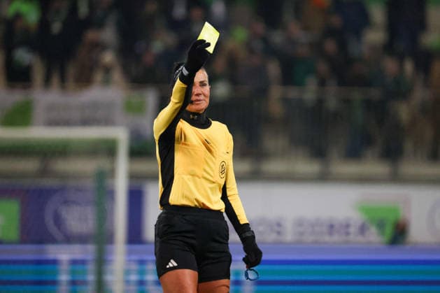 Wolfsburg, Germany 02 February 2026 1 BL Women 2025 2026 VfL Wolfsburg vs 1 FC Köln In the picture Referee Nadien Westerhoff Germany shows the yellow card DFB regulations prohibit any use of photographs as image sequences and or quasi video AOK Stadion Niedersachsen Copyright: xFotostandx xFantinix