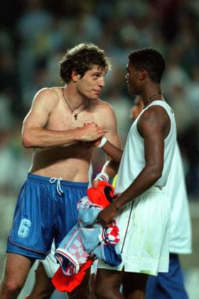 Netherlands V Croatia, FIFA World Cup, WM, Weltmeisterschaft, Fussball Finals 1998 3rd Place Play Off Slaven Bilic of Croatia and Patrick Kluivert of Holland swap shirts after the FIFA World Cup Finals 1998 3rd Place Play Off match between Holland and Croatia at Parc Des Princes on July 11, 1998 in Paris, France. Paris Parc Des Princes France France Copyright: xAllstarxPicturexLibraryxLtdx