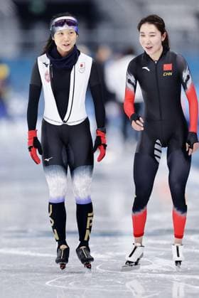 Milan Cortina Winter Olympics Miho Takagi (L) of Japan chats with Han Mei of China during a training session for Speed skating, Eisschnelllauf in Milan on Feb. 2, 2026, ahead of the upcoming Milan Cortina Winter Olympics.  A14AA0005241317P
