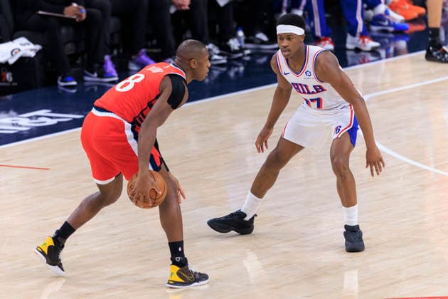 February 2, 2026, Inglewood, California, USA: VJ Edgecombe 77 of the Philadelphia 76ers guards Kris Dunn 8 of the Los Angeles Clippers during their regular season NBA, Basketball Herren, USA game on Monday February 2, 2026 at Intuit Dome in Inglewood, California. Clippers lose to 76ers, 113-128. ARIANA RUIZ PI Inglewood USA - ZUMAp124 20260202_zaa_p124_006 Copyright: xArianaxRuizx