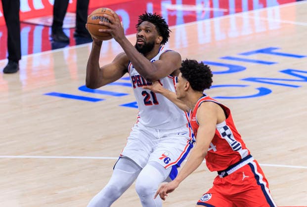 February 2, 2026, Inglewood, California, USA: Joel Embiid 21 of the Philadelphia 76ers prepares for a two point shot as Kobe Sanders 4 of the Los Angeles Clippers defends during their regular season NBA, Basketball Herren, USA game on Monday February 2, 2026 at Intuit Dome in Inglewood, California. Clippers lose to 76ers, 113-128. ARIANA RUIZ PI Inglewood USA - ZUMAp124 20260202_zaa_p124_008 Copyright: xArianaxRuizx