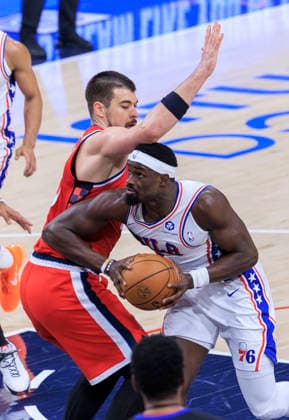 February 2, 2026, Inglewood, California, USA: Adem Bona 30 of the Philadelphia 76ers drives past Ivica Zubac 40 of the Los Angeles Clippers during their regular season NBA, Basketball Herren, USA game on Monday February 2, 2026 at Intuit Dome in Inglewood, California. Clippers lose to 76ers, 113-128. ARIANA RUIZ PI Inglewood USA - ZUMAp124 20260202_zaa_p124_021 Copyright: xArianaxRuizx