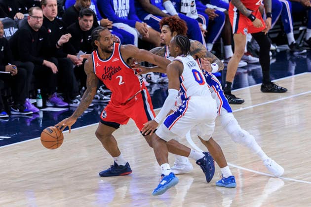 February 2, 2026, Inglewood, California, USA: Tyrese Maxey 0 and Kelly Oubre Jr. 9 of the Philadelphia 76ers guard Kawhi Leonard 2 of the Los Angeles Clippers during their regular season NBA, Basketball Herren, USA game on Monday February 2, 2026 at Intuit Dome in Inglewood, California. Clippers lose to 76ers, 113-128. ARIANA RUIZ PI Inglewood USA - ZUMAp124 20260202_zaa_p124_023 Copyright: xArianaxRuizx