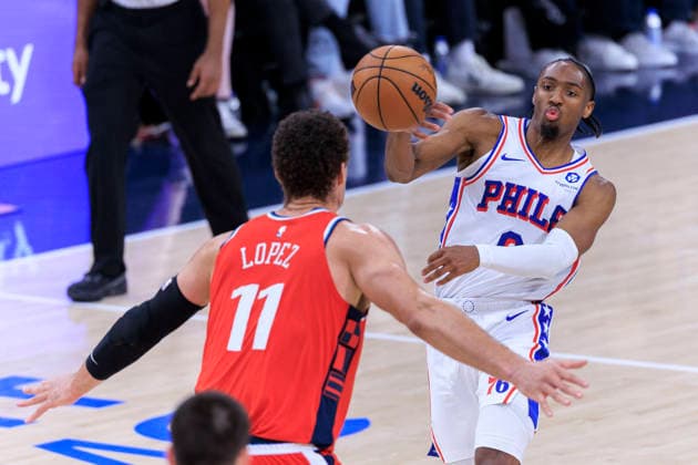 February 2, 2026, Inglewood, California, USA: Tyrese Maxey 0 of the Philadelphia 76ers passes the ball as Brook Lopez 11 of the Los Angeles Clippers defends during their regular season NBA, Basketball Herren, USA game on Monday February 2, 2026 at Intuit Dome in Inglewood, California. Clippers lose to 76ers, 113-128. ARIANA RUIZ PI Inglewood USA - ZUMAp124 20260202_zaa_p124_024 Copyright: xArianaxRuizx