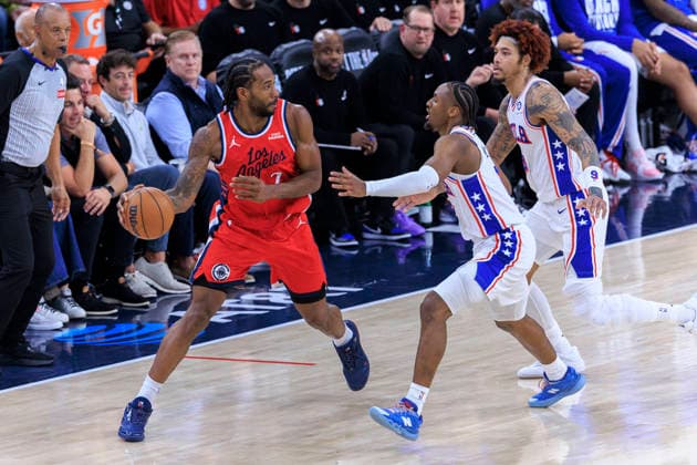 February 2, 2026, Inglewood, California, USA: Kawhi Leonard 2 of the Los Angeles Clippers passes the ball as Tyrese Maxey 0 and Kelly Oubre Jr. 9 of the Philadelphia 76ers defend during their regular season NBA, Basketball Herren, USA game on Monday February 2, 2026 at Intuit Dome in Inglewood, California. Clippers lose to 76ers, 113-128. ARIANA RUIZ PI Inglewood USA - ZUMAp124 20260202_zaa_p124_026 Copyright: xArianaxRuizx