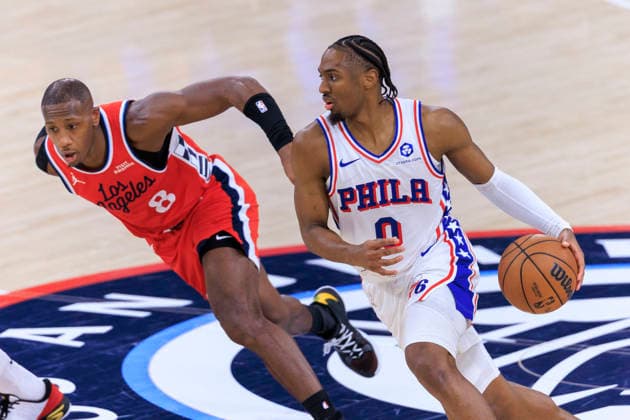 February 2, 2026, Inglewood, California, USA: Tyrese Maxey 0 of the Philadelphia 76ers weaves around Kris Dunn 8 of the Los Angeles Clippers during their regular season NBA, Basketball Herren, USA game on Monday February 2, 2026 at Intuit Dome in Inglewood, California. Clippers lose to 76ers, 113-128. ARIANA RUIZ PI Inglewood USA - ZUMAp124 20260202_zaa_p124_031 Copyright: xArianaxRuizx