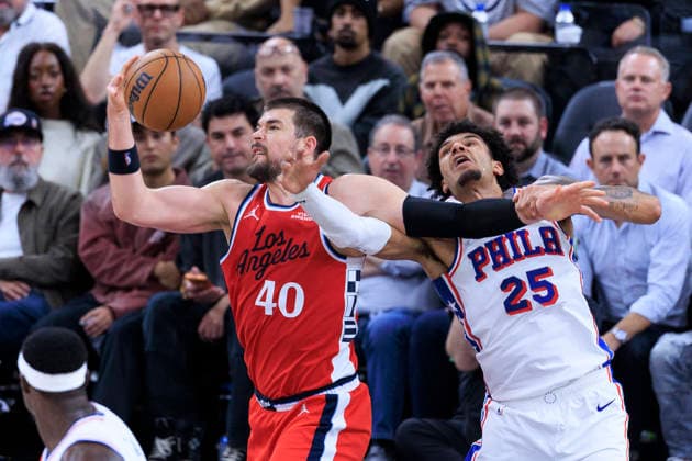 February 2, 2026, Inglewood, California, USA: Dominick Barlow 25 of the Philadelphia 76ers attempts to steal a pass for Ivica Zubac 40 of the Los Angeles Clippers during their regular season NBA, Basketball Herren, USA game on Monday February 2, 2026 at Intuit Dome in Inglewood, California. Clippers lose to 76ers, 113-128. ARIANA RUIZ PI Inglewood USA - ZUMAp124 20260202_zaa_p124_033 Copyright: xArianaxRuizx