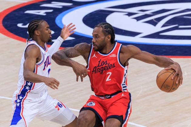 February 2, 2026, Inglewood, California, USA: Kawhi Leonard 2 of the Los Angeles Clippers pushes back Tyrese Maxey 0 of the Philadelphia 76ers during their regular season NBA, Basketball Herren, USA game on Monday February 2, 2026 at Intuit Dome in Inglewood, California. Clippers lose to 76ers, 113-128. ARIANA RUIZ PI Inglewood USA - ZUMAp124 20260202_zaa_p124_034 Copyright: xArianaxRuizx