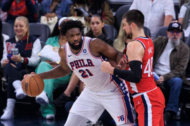 February 2, 2026, Inglewood, California, USA: Joel Embiid 21 of the Philadelphia 76ers pushes off Ivica Zubac 40 of the Los Angeles Clippers during their regular season NBA, Basketball Herren, USA game on Monday February 2, 2026 at Intuit Dome in Inglewood, California. Clippers lose to 76ers, 113-128. ARIANA RUIZ PI Inglewood USA - ZUMAp124 20260202_zaa_p124_036 Copyright: xArianaxRuizx