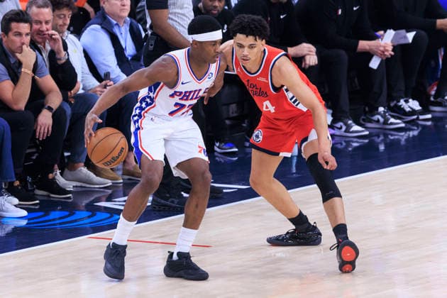 February 2, 2026, Inglewood, California, USA: Kobe Sanders 4 of the Los Angeles Clippers guards VJ Edgecombe 77 of the Philadelphia 76ers during their regular season NBA, Basketball Herren, USA game on Monday February 2, 2026 at Intuit Dome in Inglewood, California. Clippers lose to 76ers, 113-128. ARIANA RUIZ PI Inglewood USA - ZUMAp124 20260202_zaa_p124_037 Copyright: xArianaxRuizx