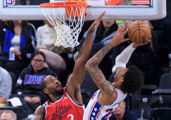 February 2, 2026, Inglewood, California, USA: Kawhi Leonard 2 of the Los Angeles Clippers blocks a two point shot attempt by Dominick Barlow 25 of the Philadelphia 76ers during their regular season NBA, Basketball Herren, USA game on Monday February 2, 2026 at Intuit Dome in Inglewood, California. Clippers lose to 76ers, 113-128. ARIANA RUIZ PI Inglewood USA - ZUMAp124 20260202_zaa_p124_045 Copyright: xArianaxRuizx