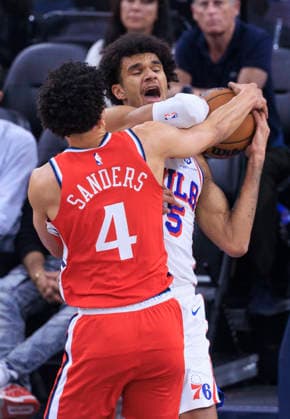 February 2, 2026, Inglewood, California, USA: Kobe Sanders 4 of the Los Angeles Clippers wrestles the ball away from Dominick Barlow 25 of the Philadelphia 76ers during their regular season NBA, Basketball Herren, USA game on Monday February 2, 2026 at Intuit Dome in Inglewood, California. Clippers lose to 76ers, 113-128. ARIANA RUIZ PI Inglewood USA - ZUMAp124 20260202_zaa_p124_051 Copyright: xArianaxRuizx
