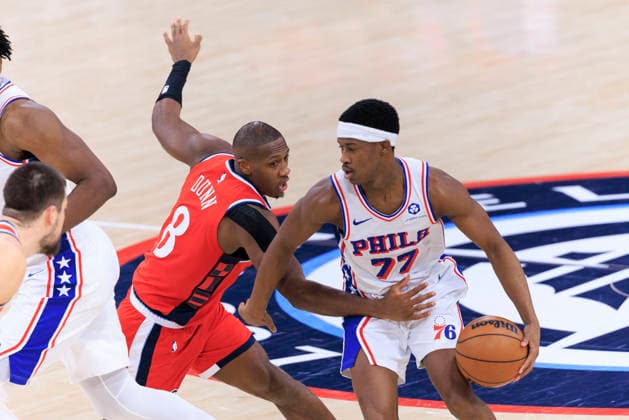 February 2, 2026, Inglewood, California, USA: Kris Dunn 8 of the Los Angeles Clippers attempts to block VJ Edgecombe 77 of the Philadelphia 76ers during their regular season NBA, Basketball Herren, USA game on Monday February 2, 2026 at Intuit Dome in Inglewood, California. Clippers lose to 76ers, 113-128. ARIANA RUIZ PI Inglewood USA - ZUMAp124 20260202_zaa_p124_054 Copyright: xArianaxRuizx