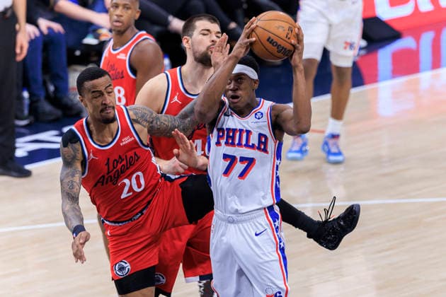 February 2, 2026, Inglewood, California, USA: John Collins 20 of the Los Angeles Clippers fouls VJ Edgecombe 77 of the Philadelphia 76ers during their regular season NBA, Basketball Herren, USA game on Monday February 2, 2026 at Intuit Dome in Inglewood, California. Clippers lose to 76ers, 113-128. ARIANA RUIZ PI Inglewood USA - ZUMAp124 20260202_zaa_p124_055 Copyright: xArianaxRuizx