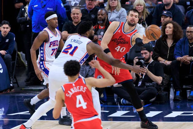 February 2, 2026, Inglewood, California, USA: Ivica Zubac 40 of the Los Angeles Clippers passes the ball as Joel Embiid 21 of the Philadelphia 76ers defends during their regular season NBA, Basketball Herren, USA game on Monday February 2, 2026 at Intuit Dome in Inglewood, California. Clippers lose to 76ers, 113-128. ARIANA RUIZ PI Inglewood USA - ZUMAp124 20260202_zaa_p124_056 Copyright: xArianaxRuizx