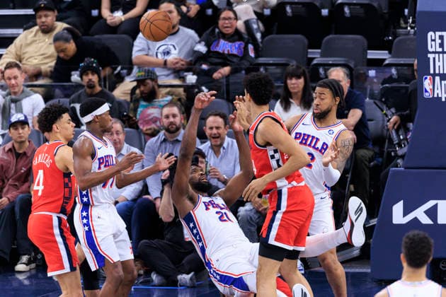 February 2, 2026, Inglewood, California, USA: Yanic Konan Niederhauser 14 of the Los Angeles Clippers commits a foul against Joel Embiid 21 of the Philadelphia 76ers during their regular season NBA, Basketball Herren, USA game on Monday February 2, 2026 at Intuit Dome in Inglewood, California. Clippers lose to 76ers, 113-128. ARIANA RUIZ PI Inglewood USA - ZUMAp124 20260202_zaa_p124_060 Copyright: xArianaxRuizx