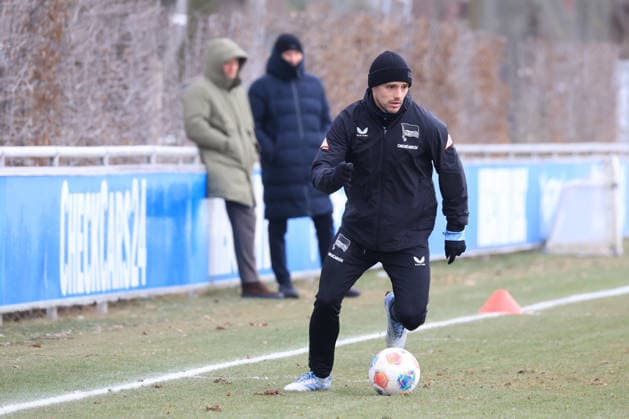 DEU, DFL, 2 FBL Hertha BSC, Training, 03 02 2026, Sportforum, Berlin, DEU, DFL, 2 FBL Hertha BSC, Training, im Bild Josip Brekalo Hertha BSC Berlin 7 , Benjamin Weber Sportdirektor, Hertha BSC Berlin , Dr Peter Goerlich Geschaeftsfuehrung DFL regulations prohibit any use of Photographs as image sequences and or quasi video nordphotoxGmbHx xEngler nph00076