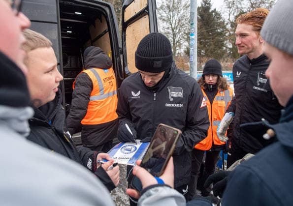 Soccer, Men, Season 2025 26, 2 Bundesliga, Hertha BSC, Training, Josip Brekalo Hertha BSC signs autographs for fans, 03 02 2026, Copyright: xSebastianxRäppold MatthiasxKochx