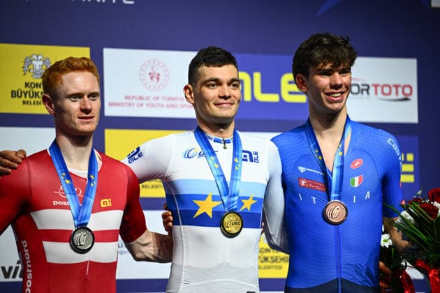 2026 UEC Track Elite European Championships Picture by Olly Hassell SWpix.com - 03 02 2026 - Cycling - 2026 UEC Track Elite European Championships - Konya Velodrome, Konya, Türkiye - Men™s Individual Pursuit Podium - Lev Gonov (Individual Neutral Athletes) Receives the Gold Medal to become European Champion. Men™s Individual Pursuit Podium - Robin Skivild Juel (Denmark) Silver Medalist and Renato Favero (Italy) Bronze Medalist Konya Konya Velodrome Türkiye Copyright: x xSWpix.comx(t axPhotographyxHubxLtd)xOllyxHassell SWpix.comx SWP-3177-0632