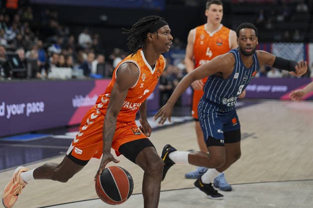 Anadolu Efes v Valencia Basket - EuroLeauge ISTANBUL, TURKIYE - FEBRUARY 3: Jordan Loyd (R) of Anadolu Efes in action against Brancou Badio (L) of Valencia Basket during EuroLeauge week 26 basketball match between Anadolu Efes and Valencia Basket at Basketball Development Center in Istanbul, Turkiye on February 3, 2026. Arife Karakum Anadolu Istanbul Turkey. Editorial use only. Please get in touch for any other usage.  Copyright: x2026xAnadoluxArifexKarakumx