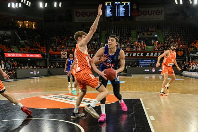 BKT Euro Cup Ratiopharm Ulm against Buducnost VOLI Podgorica, Ratiopharm Arena Ulm 03 02 2026 Nikola Tanaskovic Buducnost VOLI Podgorica, 10 on the way to the basket Tobias Jensen ratiopharm Ulm, 7 in defense Ulm 03 02 2026 17 Matchday BKT EuroCup, Ratiopharm Ulm against Buducnost VOLI Podgorica, Ratiopharm Arena Ulm Copyright: xBEAUTIFULxSPORTS Märklx