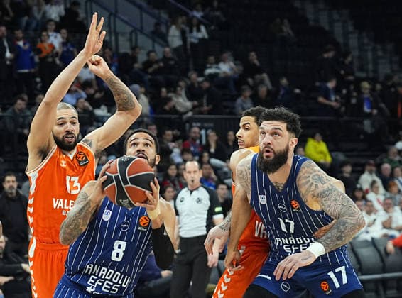 Anadolu Efes v Valencia Basket - EuroLeauge ISTANBUL, TURKIYE - FEBRUARY 3: Nick Weiler-Babb (8) of Anadolu Efes in action against Darius Thompson (13) of Valencia Basket during EuroLeauge week 26 basketball match between Anadolu Efes and Valencia Basket at Basketball Development Center in Istanbul, Turkiye on February 3, 2026. Esra Bilgin Anadolu Istanbul Turkey. Editorial use only. Please get in touch for any other usage.  Copyright: x2026xAnadoluxEsraxBilginx