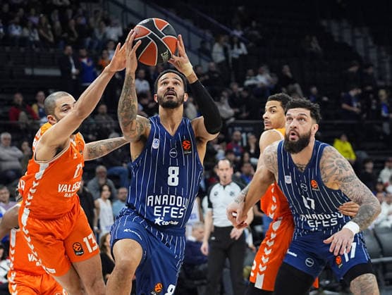 Anadolu Efes v Valencia Basket - EuroLeauge ISTANBUL, TURKIYE - FEBRUARY 3: Nick Weiler-Babb (8) of Anadolu Efes in action against Darius Thompson (13) of Valencia Basket during EuroLeauge week 26 basketball match between Anadolu Efes and Valencia Basket at Basketball Development Center in Istanbul, Turkiye on February 3, 2026. Esra Bilgin Anadolu Istanbul Turkey. Editorial use only. Please get in touch for any other usage.  Copyright: x2026xAnadoluxEsraxBilginx